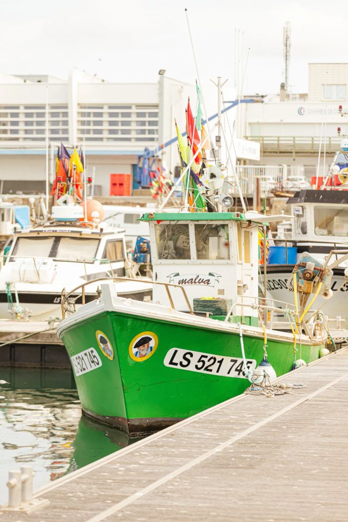 Die Fischerei ist weiterhin wichtig in Les Sables-d'Olonne – doch anders als der Segelsport hat sie kaum Strahlkraft. Fischerboot Anleger Hafen Flaggen