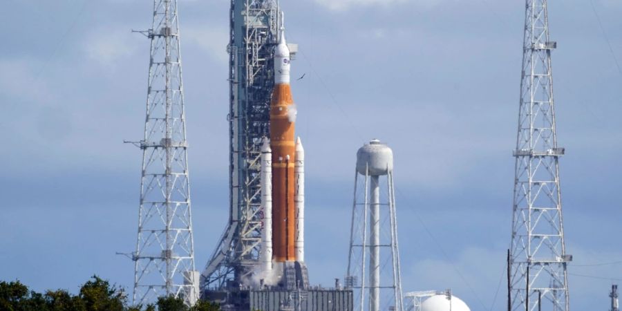Die Nasa-Mondrakete für die unbemannte Mondmission «Artemis» steht im Kennedy Space Center.