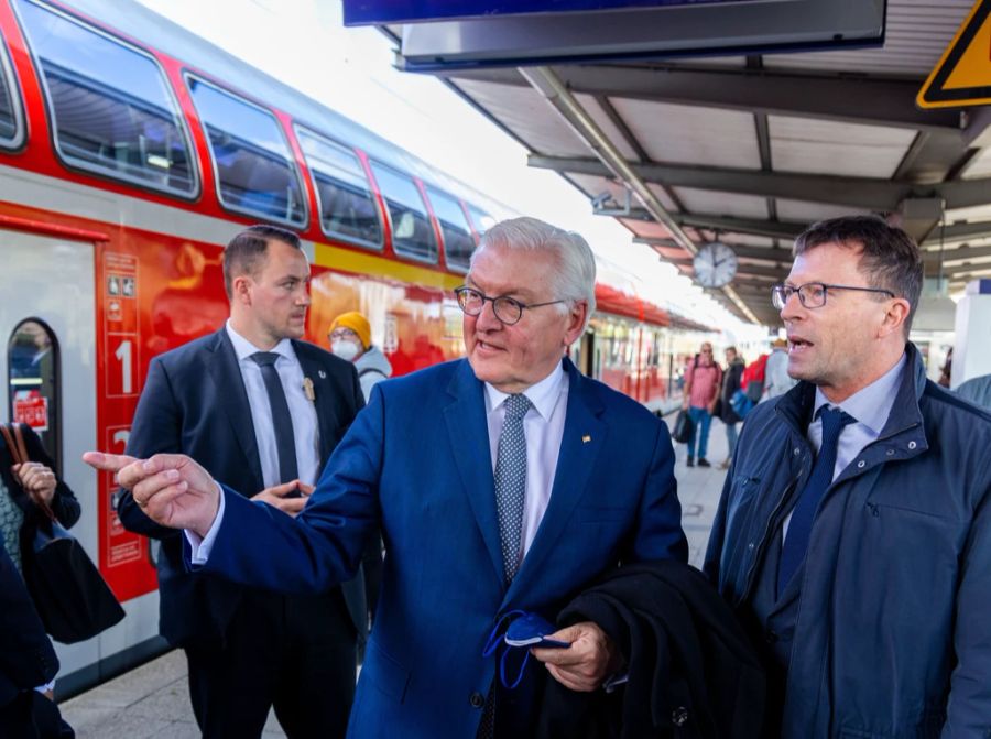 Vor dem Hintergrund anhaltender Proteste gegen die Energiepolitik und wachsender Zweifel an der Demokratie verlegt der Bundespräsident für drei Tage seinen Amtssitz in die ehemalige Residenzstadt in Mecklenburg-Vorpommern.