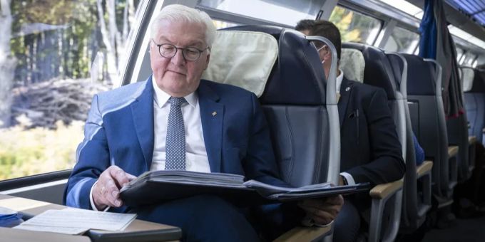 Bundespräsident Frank-Walter Steinmeier verzichtet im Zug auf eine Maske – und missachte somit die geltende Vorschrift, wird kritisiert. steinmeier