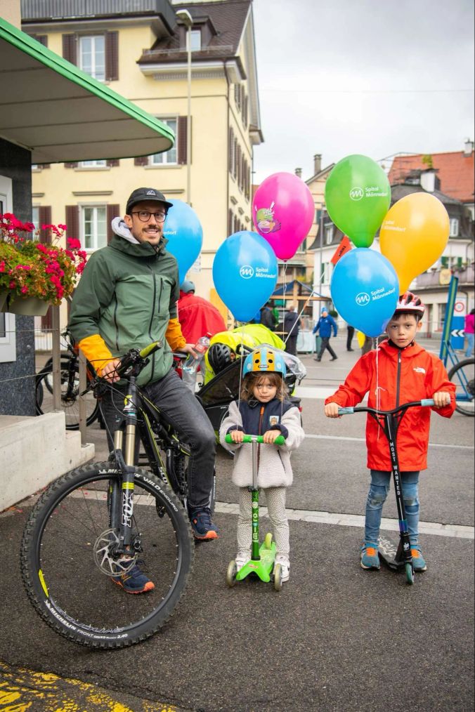 Diese Familie aus Männedorf hat sich mit vielen Ballonen bunt geschmückt.