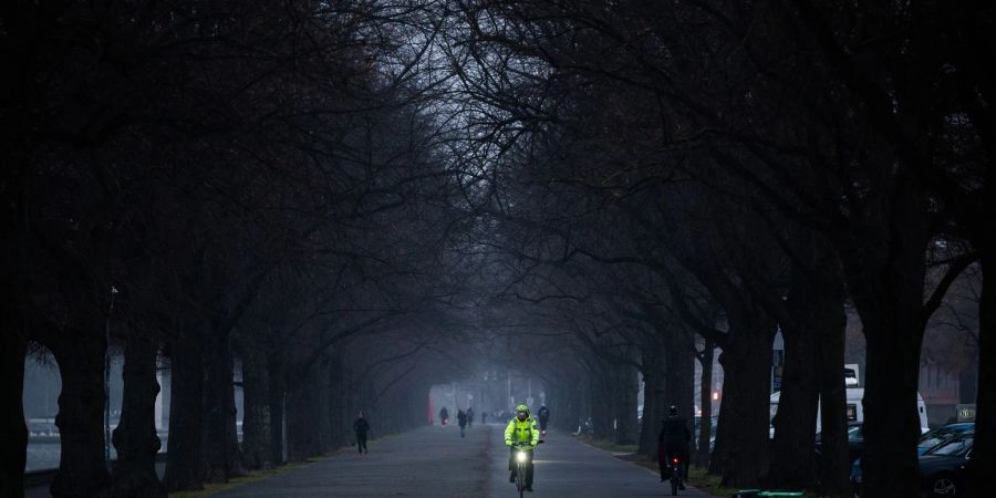 Unterschied wie Tag und Nacht: Mit auffälliger Kleidung und viel Licht am Bike machen sich Radler sichtbarer.