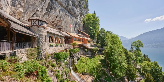 «Es grünt so grün» bei den Beatushöhlen oberhalb des Thunersees. Ausflüge Frühling