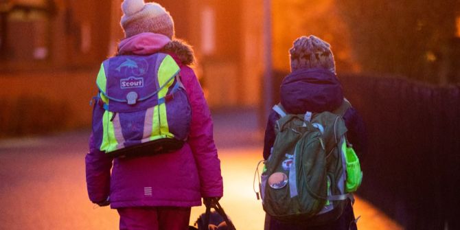 Kinder, die ihren Schulweg allein zurücklegen, sind selbstständiger.