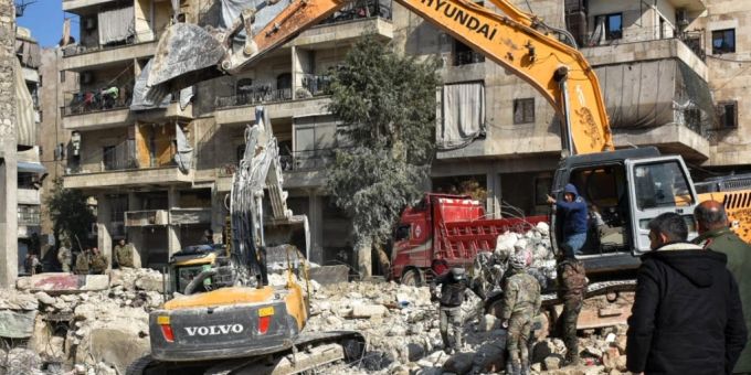 Rettungskräfte und Freiwillige suchen nach Überlebenden in den Trümmern eines Gebäudes, das bei dem tödlichen Erdbeben an der türkisch-syrischen Grenze eingestürzt war. Foto: Khalil Hamlo/dpa Rettungskräfte und Freiwillige suchen nach Überlebenden in den Trümmern eines Gebäudes, das bei dem tödlichen Erdbeben an der türkisch-syrischen Grenze eingestürzt war. Foto: Khalil Hamlo/dpa