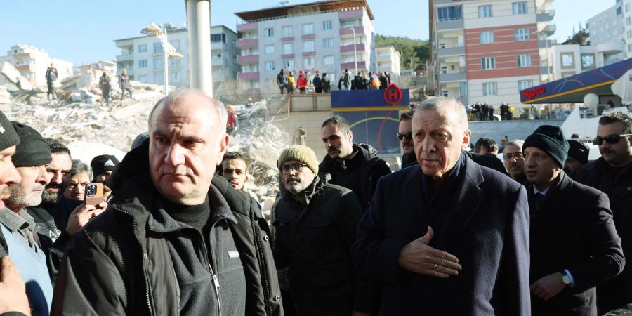 Der türkische Präsident Recep Tayyip Erdogan (r) im zerstörten Stadtzentrum von Kahramanmaras.