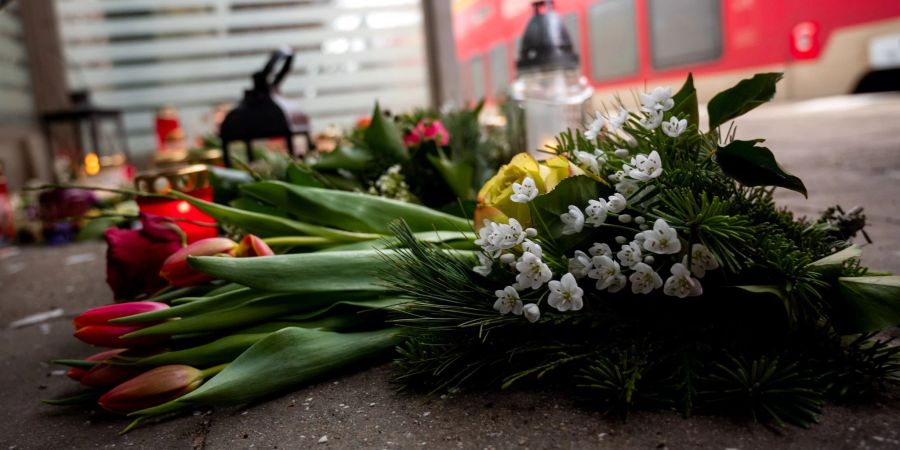 Kerzen und Blumen im Bahnhof Brokstedt. in einem Wartehäuschen. Bei einer Messerattacke sind zwei junge Menschen getötet und fünf verletzt worden.