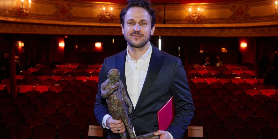 Dimitrij Schaad nach der Verleihung des Ulrich-Wildgruber-Preises auf der Bühne im St. Pauli Theater.