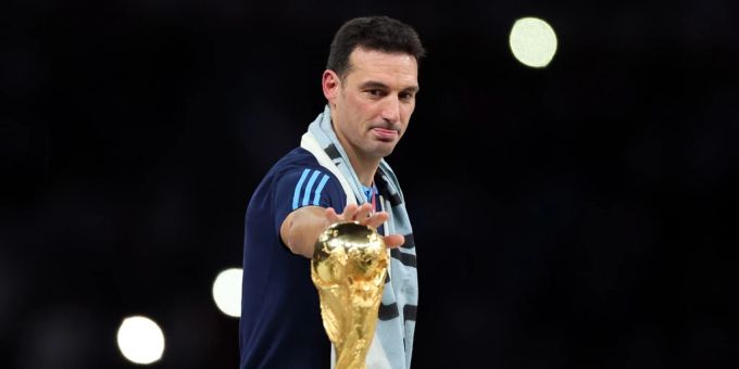Lionel Scaloni verlängert nach dem Gewinn der WM 2022 in Katar seinen Vertrag als Argentiniens Nationaltrainer um vier Jahre. Lionel Scaloni