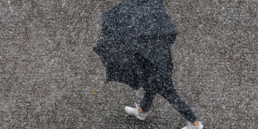 Fussgänger im Schnee in Berlin