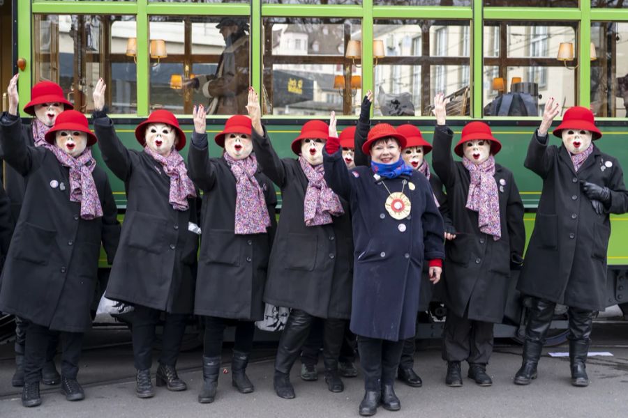 Pia Inderbitzin, Obfrau des Fasnachts-Comites, vierte von rechts, posiert mit Ihren Doppelgängerinnen an der Cortège an der Basler Fasnacht.