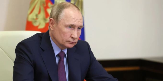 Die Ukraine und Russland verhandeln gemeinsam wegen des Ukraine-Kriegs. Angeblich weiss Wladimir Putin nichts davon. wladimir putin ukraine krieg
