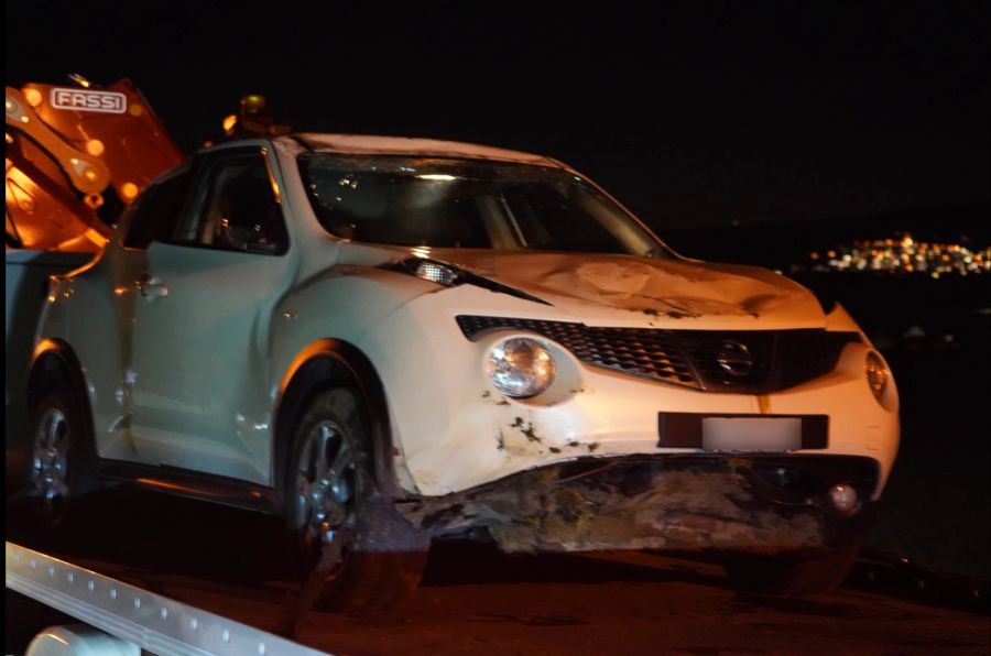 Das Fahrzeug wurde bei dem Unfall beschädigt.