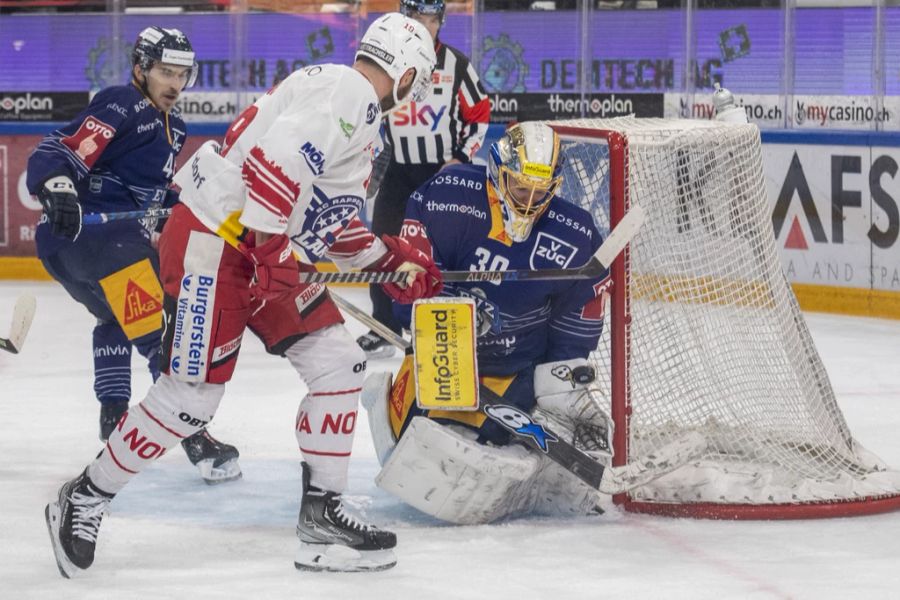 Zug-Goalie Leonardo Genoni pariert einen Schuss.