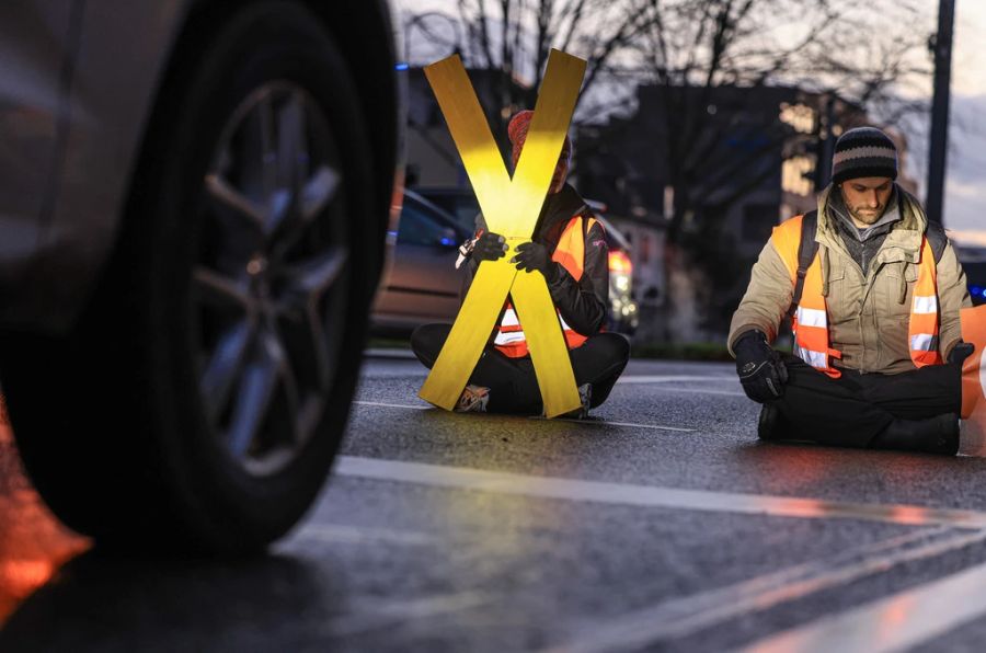 Mit Strassen- und Flughafenblockaden will die «Letzte Generation» etwas gegen den Klimawandel tun.