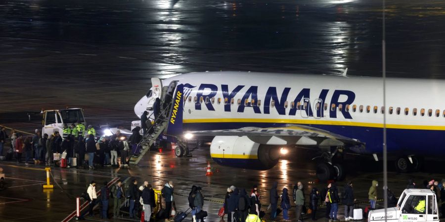 Passagiere beim Boarding einer Ryanair-Maschine am Flughafen Köln/Bonn.