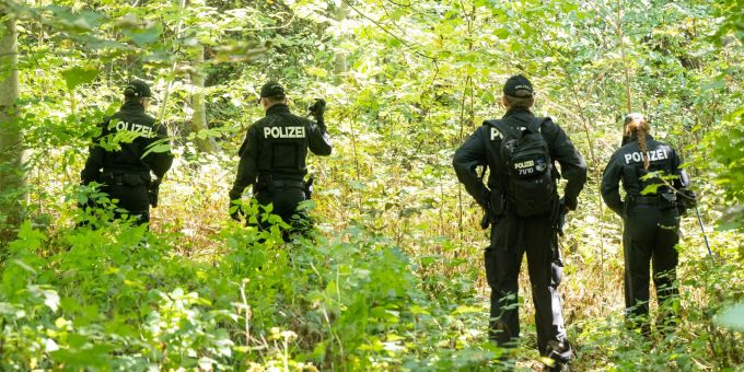 Polizisten durchsuchen im August 2022 ein Waldstück nach Spuren und Gegenständen. Polizisten durchsuchen im August 2022 ein Waldstück nach Spuren und Gegenständen.