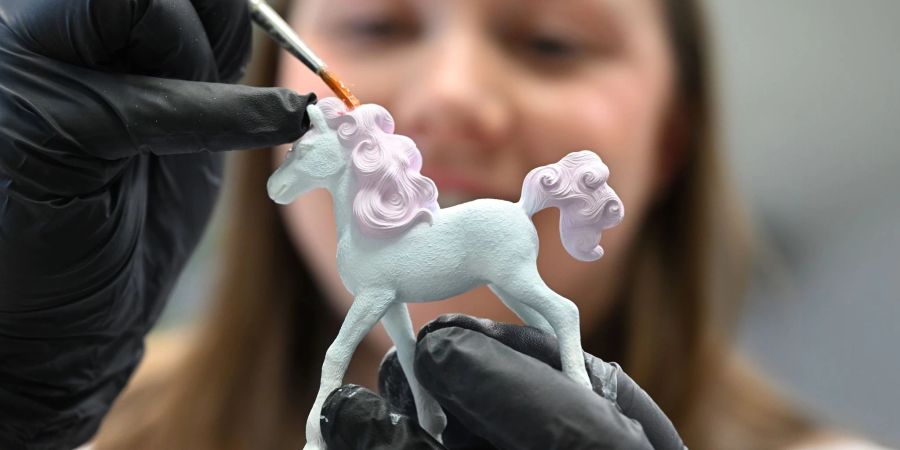 Eine Mitarbeiterin des Spielfigurenherstellers Schleich bemalt am Firmensitz in Schwäbisch Gmünd einen Prototypen einer neuen Figur.