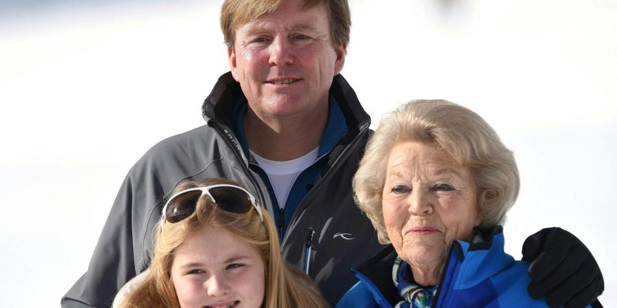 Prinzessin Beatrix, Prinzessin Catharina-Amalia und König Willem-Alexander der Niederlande im Skiurlaub in Lech am Arlberg 2015.