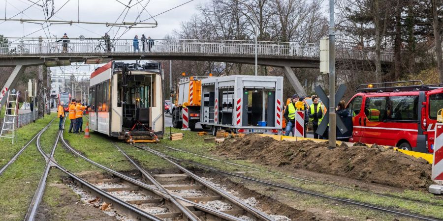 Mitarbeiter der Freiburger Verkehrs-AG (VAG) bergen eine Strassenbahn, die bei einem Zusammenstoss mit einer anderen Bahn auseinandergerissen wurde.
