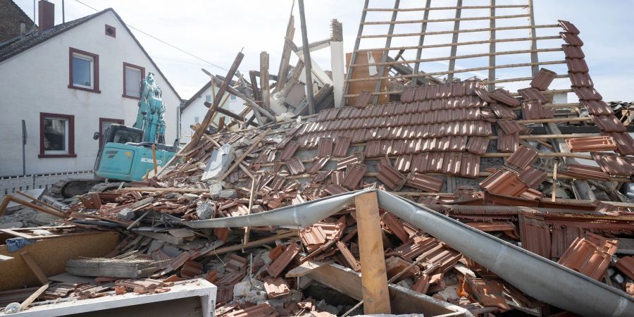 Trümmer sind nach einer Explosion in einem Einfamilienhaus in Ingelheim am Rhein zu sehen. Bei der Explosion sind zwei Menschen verletzt worden und das Gebäude ist eingestürzt, teilte die Polizei mit.