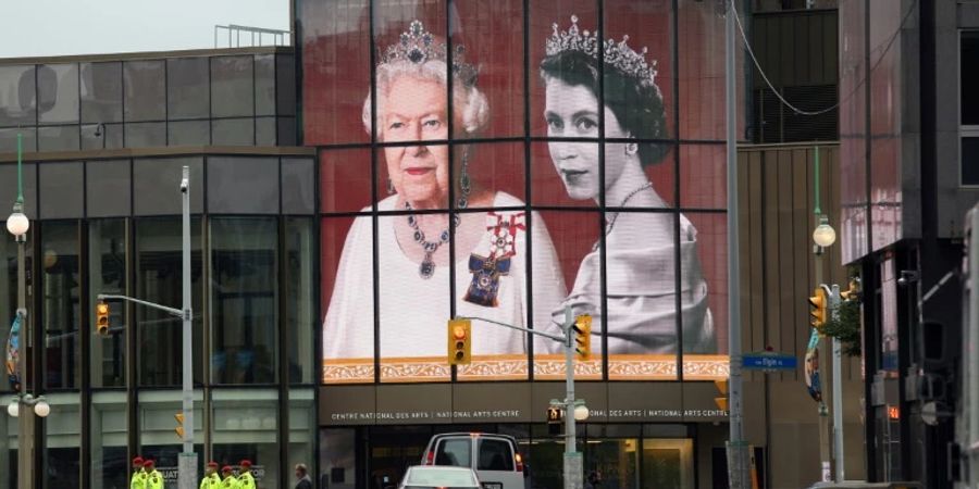 Porträts der Queen im kanadischen Ottawa
