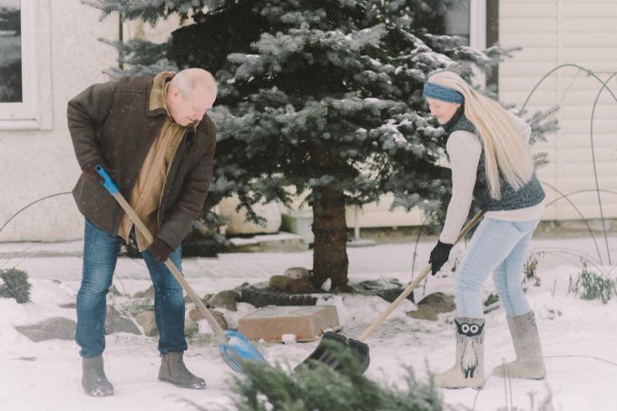 Schneeschippen: Das sollten Herzpatienten lieber anderen überlassen. Schneeschippen Frau Mann Winter