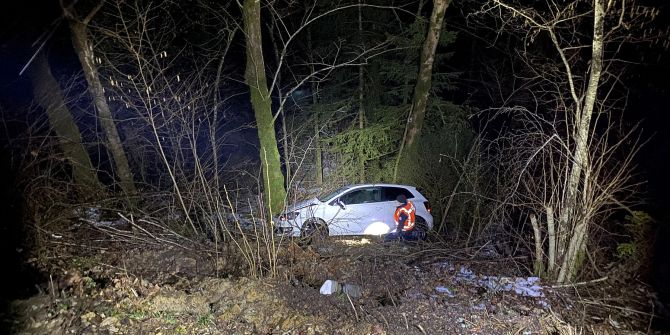 Langenbruck BL: Selbstunfall auf eisglatter Fahrbahn