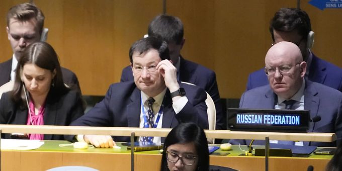 Wassili Nebensja (r), Botschafter von Russland bei den Vereinten Nationen, verfolgt während der Sondersitzung der UN-Vollversammlung die Rede des ukrainischen Aussenministers. Foto: Mary Altaffer/AP/dpa Wassili Nebensja (r), Botschafter von Russland bei den Vereinten Nationen, verfolgt während der Sondersitzung der UN-Vollversammlung die Rede des ukrainischen Aussenministers. Foto: Mary Altaffer/AP/dpa