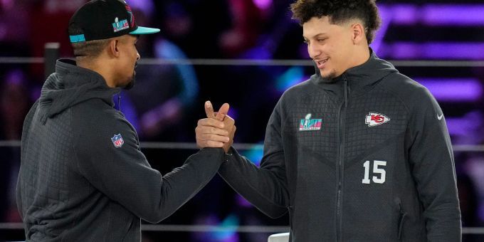 Super-Bowl-Quarterbacks unter sich: Patrick Mahomes (r/Kansas City Chiefs) und Jalen Hurts von den Philadelphia Eagles. American Football Super Bowl 2023