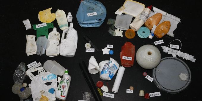 Angeschwemmter Plastikmüll aus der Arktis nach Herkunftsländern sortiert. Angeschwemmter Plastikmüll aus der Arktis nach Herkunftsländern sortiert.