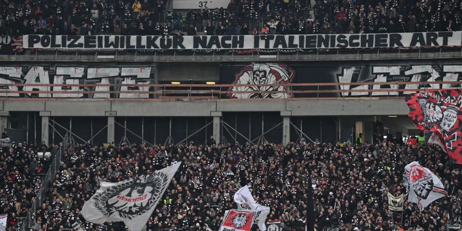 Fans von Eintracht Frankfurt sollen nicht nach Neapel fahren.