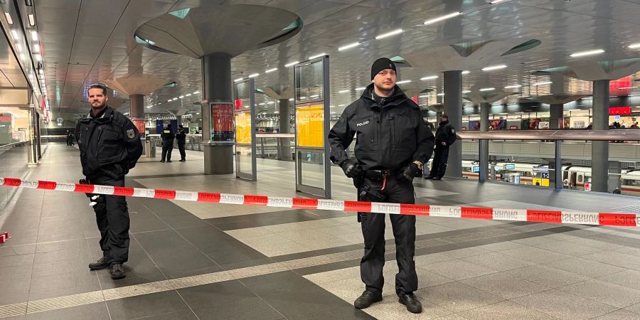 Polizisten sichern einen Teil des Berliner Hauptbahnhofs ab.