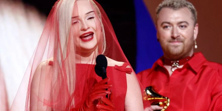 Kim Petras und Sam Smith (r.) auf der Bühne der 65. Grammy-Verleihung in Los Angeles.