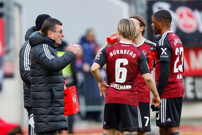 Nürnbergs Trainer Dieter Hecking gibt seiner Mannschaft Anweisungen. Dieter Hecking