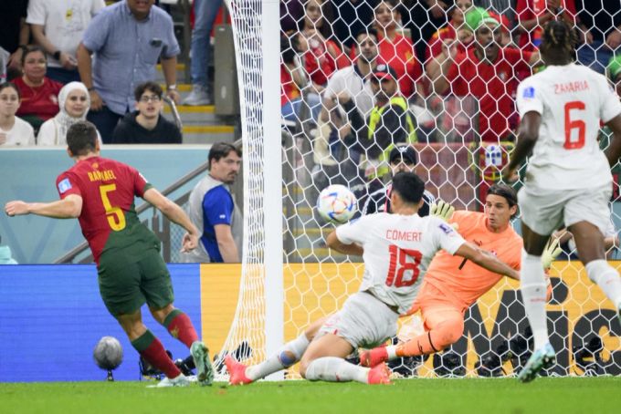 An der WM 2022 in Katar kassierte Yann Sommer im Achtelfinal gleich fünf Gegentore gegen Portugal. yann sommer