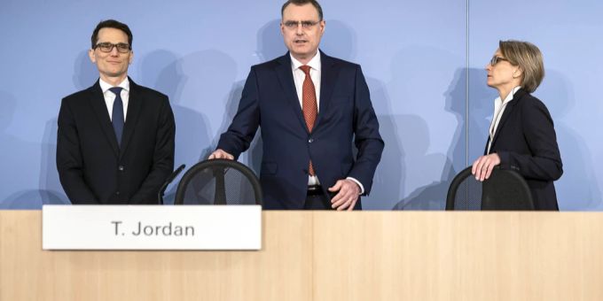 Die SNB hält eine Pressekonferenz. SNB
