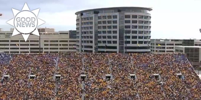 College Football - Ganzes Stadion winkt Kindern im Krankenhaus