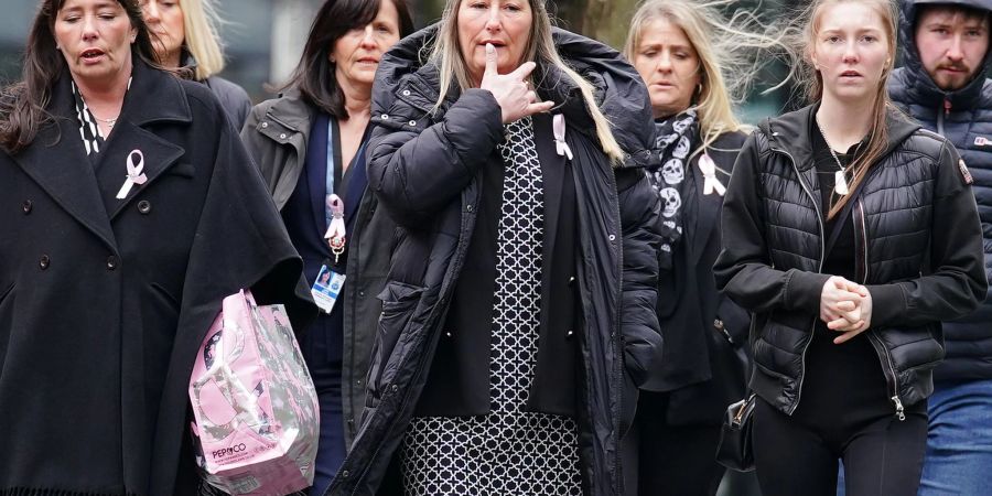 Die Mutter (M) des neunjährigen Mordopfers kommt mit Familienmitgliedern zum Manchester Crown Court.