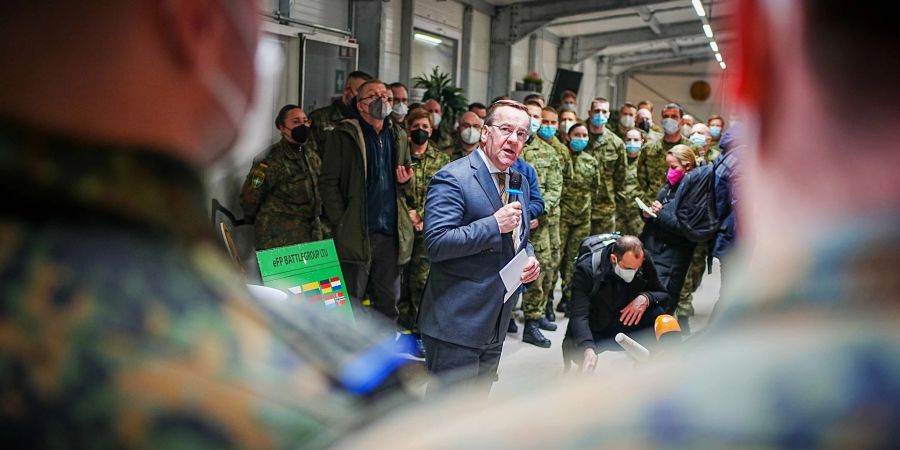 Bundesverteidigungsminister Boris Pistorius (SPD) beim Besuch des deutschen Einsatzkontingents in Litauen.
