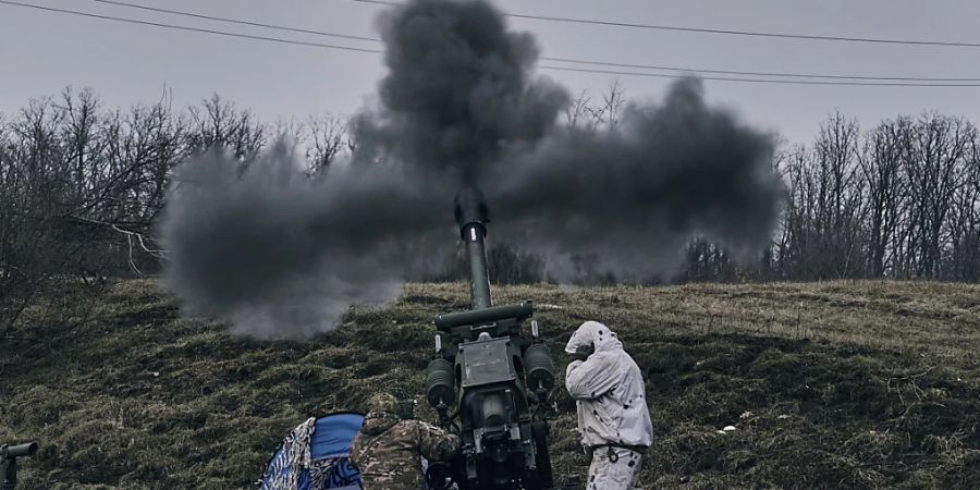 Ukrainische Soldaten feuern eine Panzerhaubitze auf russische Stellungen in der Nähe von Bachmut. Foto: -/Libkos/AP/dpa