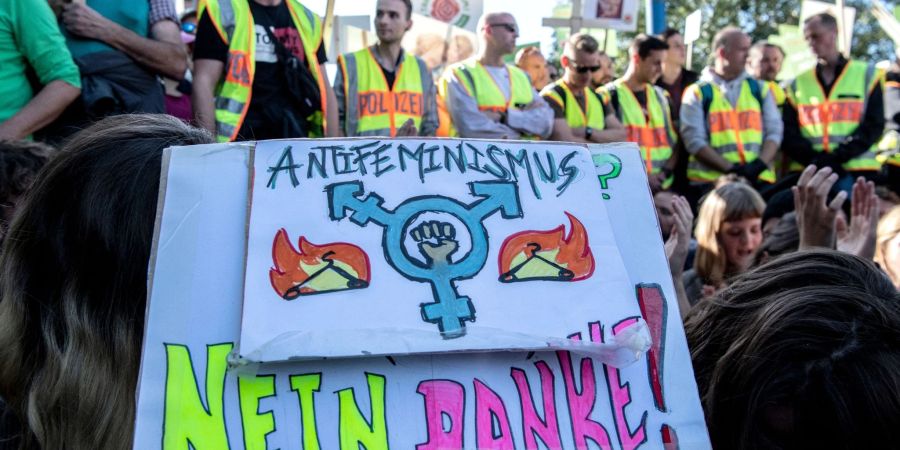 Bei der neuen Meldestelle für Antifeminismus können Betroffene feindselige Äusserungen oder Bedrohungen melden und Beratung erhalten. Das Angebot wird offensichtlich genutzt.