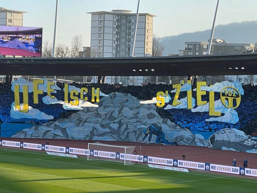 Die Fans des FCZ geben der Mannschaft vor Anpfiff den Weg vor.