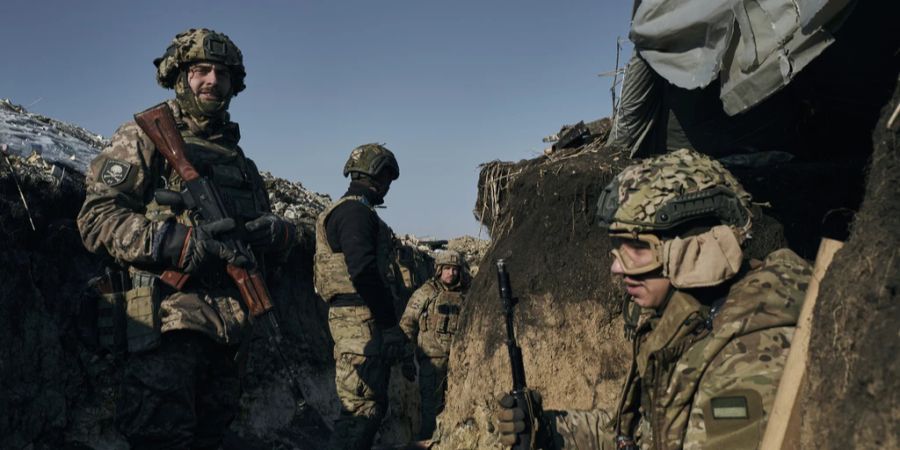 Ukrainische Soldaten in Schützengräben in Donezk.