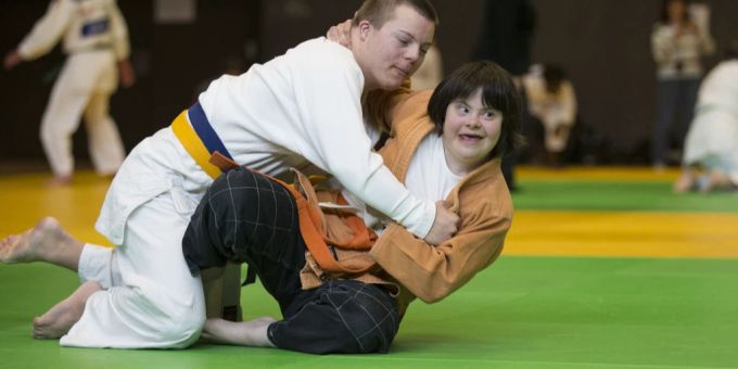 Zwei Sportler bei den Special Olympics. Special Olympics