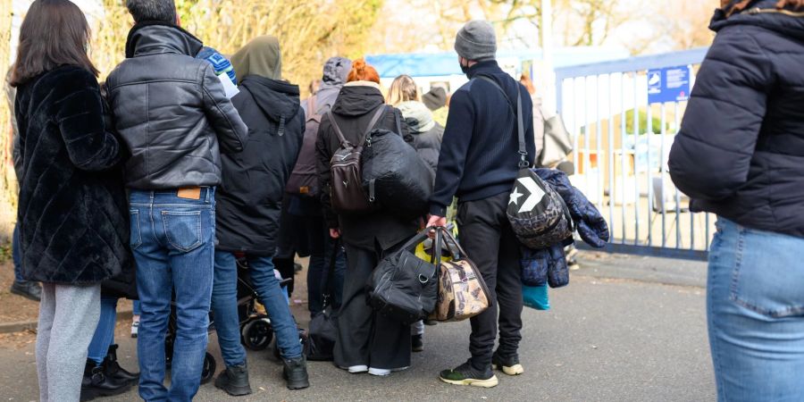 Zahlreiche Geflüchtete stehen in einer Schlange zur Registrierung am Ankunftszentrum Rahlstedt.