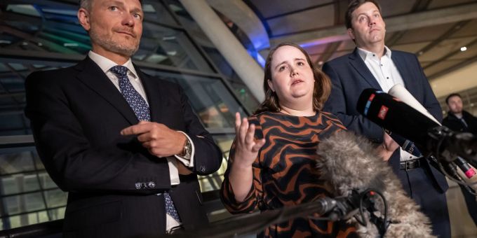 Die Parteichefs der Koalitionsparteien: Lars Klingbeil (SPD) Ricarda Lang (Grüne) und Christian Lindner (FDP, v.l.n.r.). Die Parteichefs der Koalitionsparteien: Lars Klingbeil (SPD) Ricarda Lang (Grüne) und Christian Lindner (FDP, v.l.n.r.).