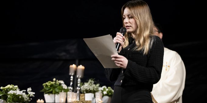 Tochter Kimberly Nock spricht während einer Gedenkfeier für den verstorbenen Hochseilartisten Freddy Nock. freddy nock