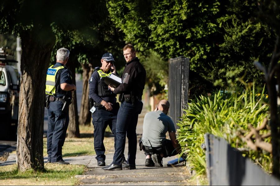 Die Spurensicherung der Polizei nimmt vor Ort die Ermittlungen zum Unglück auf.