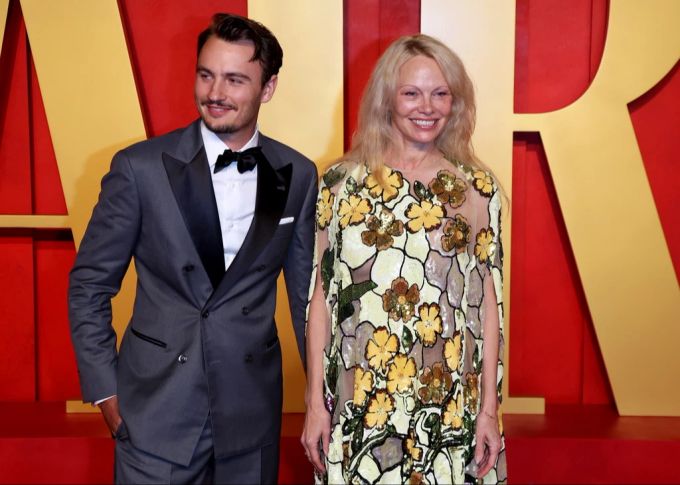 Trotz aller Kritik begleitete ihr Sohn Pamela Anderson zur Vanity Fair Oscar Party. Pamela Anderson